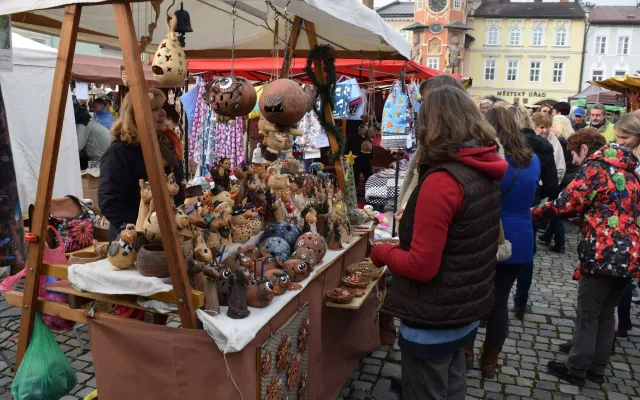 Řemeslný trh pod obry v Hostinném 2025