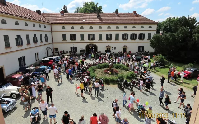 Zámecká neděle s auto-moto veterány v Kvasinách