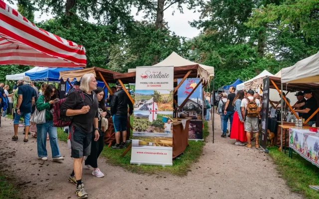 Hradecké nábřeží vína a Nábřežní jazzová pouť 