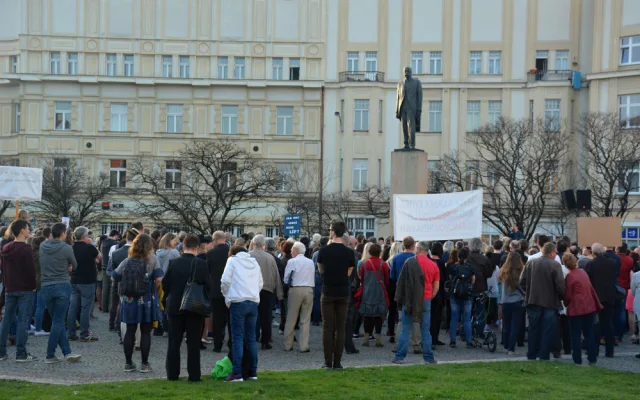 Demonstrace na Masarykově náměstí