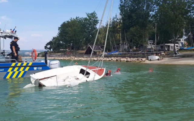 Na Rozkoši se převrhla loď. Záchranná akce byla úspěšná, posádka vyvázla bez zranění