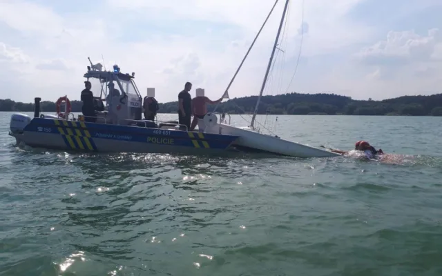 Na Rozkoši se převrhla loď. Záchranná akce byla úspěšná, posádka vyvázla bez zranění