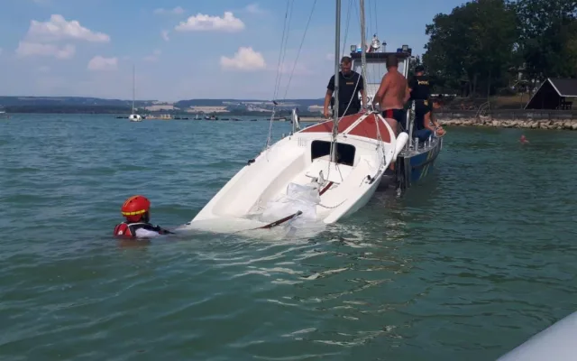 Na Rozkoši se převrhla loď. Záchranná akce byla úspěšná, posádka vyvázla bez zranění