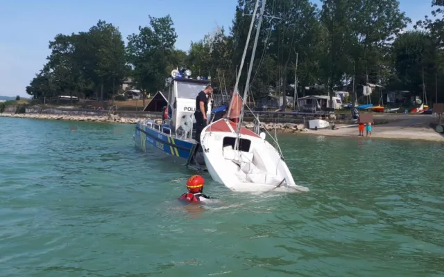 Na Rozkoši se převrhla loď. Záchranná akce byla úspěšná, posádka vyvázla bez zranění