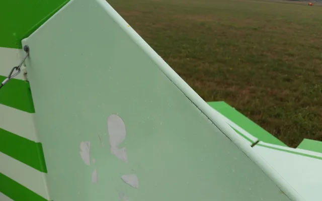 Pilot pravděpodobně nezvládl přistávací manévr. Došlo k poškození zadní části letounu