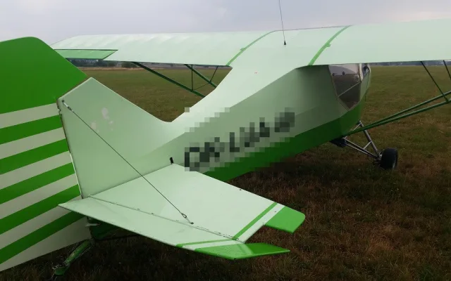 Pilot pravděpodobně nezvládl přistávací manévr. Došlo k poškození zadní části letounu