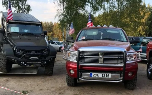 Ke Stříbrnému rybníku dorazily legendární americké vozy