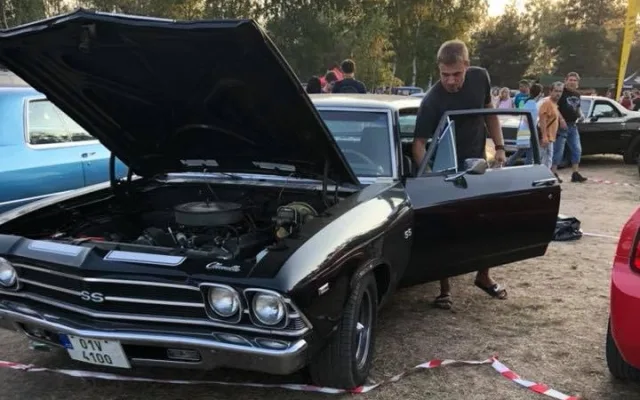 Ke Stříbrnému rybníku dorazily legendární americké vozy