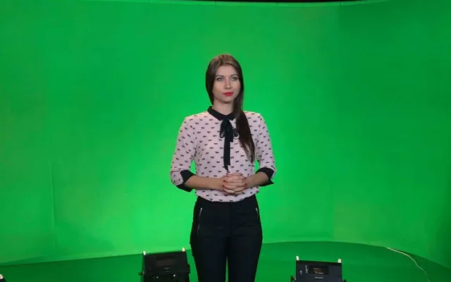 Veronika Lálová při moderování v televizi