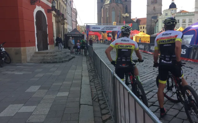 Cyklisté a běžci zaplnili Velké náměstí