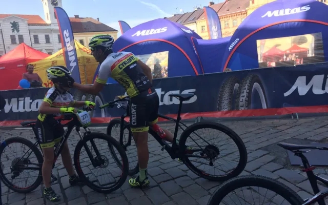 Cyklisté a běžci zaplnili Velké náměstí