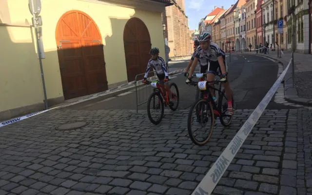 Cyklisté a běžci zaplnili Velké náměstí
