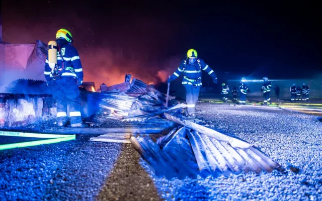 Skladovací hala v Jaroměři lehla popelem, škoda je 1,2 milionu korun