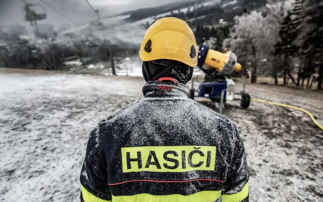 Hasiči nacvičovali v Orlických horách evakuaci lidí z lanovky