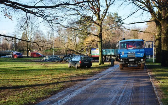 V hradeckých Šimkových sadech stavbaři zpevňují břehy jezírka