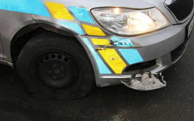 Mercedes skončil po divoké honičce s prostřelenou pneumatikou v příkopě. Řidič se dal na útěk.
