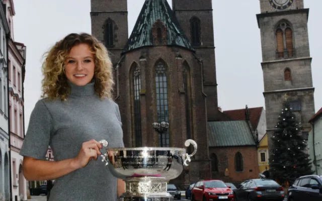 Tenistka Kateřina Siniaková přijela do rodného Hradce, přivezla pohár z Fed Cupu