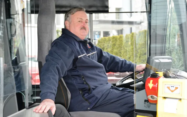 Řidič hradeckého dopravního podniku Ladislav Husák má na kontě 2 miliony kilometrů bez nehody