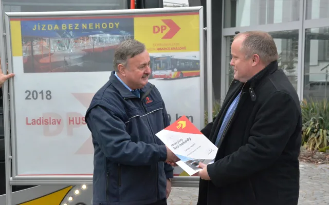 Řidič hradeckého dopravního podniku Ladislav Husák má na kontě 2 miliony kilometrů bez nehody
