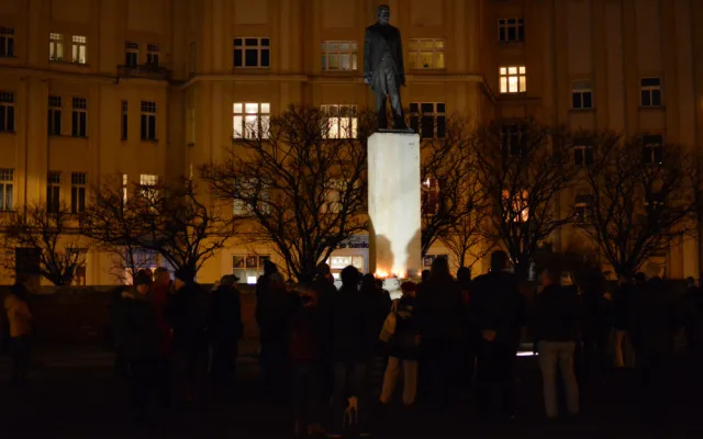 Na Masarykovo náměstí přišly desítky lidí, aby uctily památku Jana Palacha
