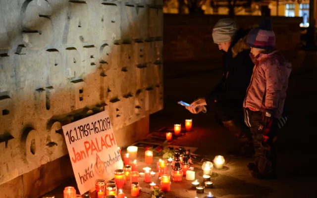 a Masarykově náměstí se sešly desítky lidí, aby uctily památku Jana PalachaNa Masarykovo náměstí přišly desítky lidí, aby uctily památku Jana Palacha