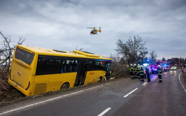 U Černčic na Náchodsku narazil autobus do stromu, pět lidí se zranilo