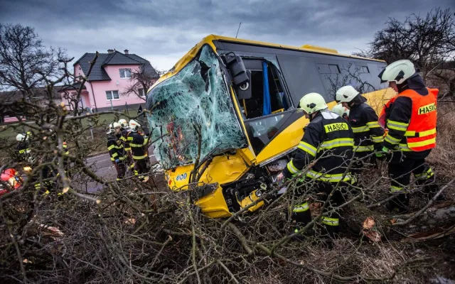 U Černčic na Náchodsku narazil autobus do stromu, pět lidí se zranilo