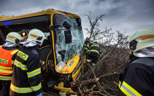 U Černčic na Náchodsku narazil autobus do stromu, pět lidí se zranilo