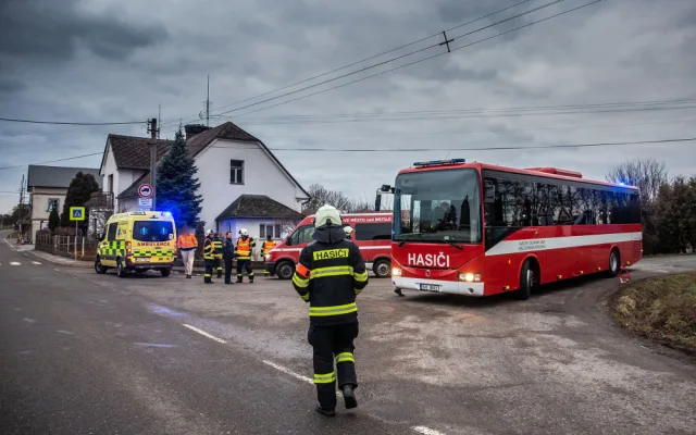 U Černčic na Náchodsku narazil autobus do stromu, pět lidí se zranilo