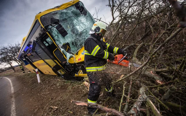 U Černčic na Náchodsku narazil autobus do stromu, pět lidí se zranilo