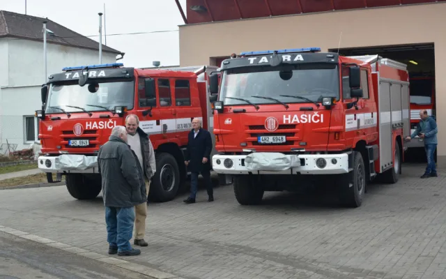 Dobrovolní hasiči z Plácek a Třebše mají nové cisterny