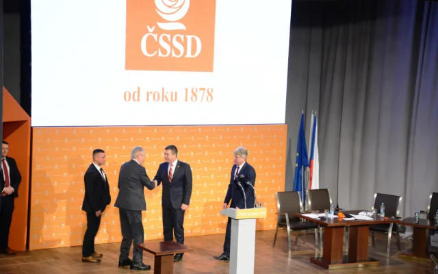 Zeman v Hradci slíbil ČSSD podporu v květnových evropských volbách