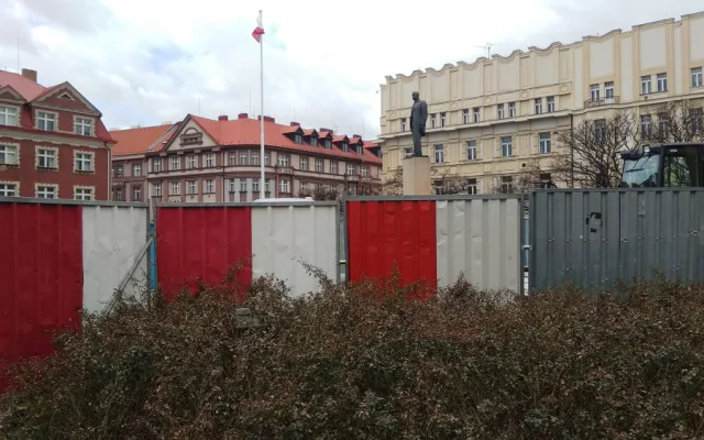 Masarykovo náměstí má novou "dominantu". Kvůli opravám obehnali zídku u památníku TGM plotem