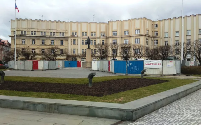 Masarykovo náměstí má novou "dominantu". Kvůli opravám obehnali zídku u památníku TGM plotem