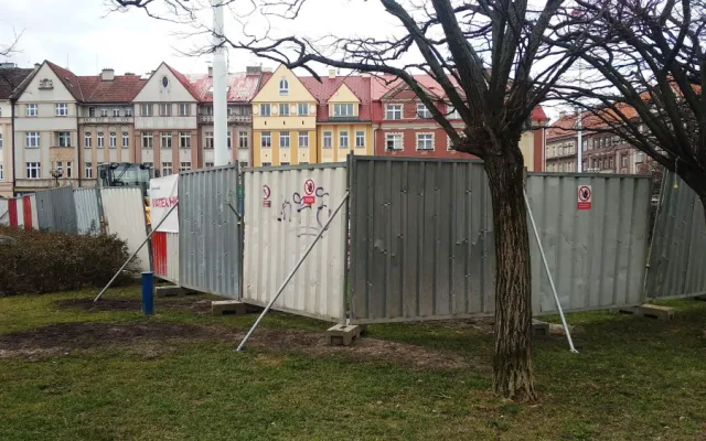 Masarykovo náměstí má novou "dominantu". Kvůli opravám obehnali zídku u památníku TGM plotem