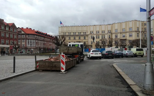 Masarykovo náměstí má novou "dominantu". Kvůli opravám obehnali zídku u památníku TGM plotem