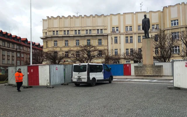Masarykovo náměstí má novou "dominantu". Kvůli opravám obehnali zídku u památníku TGM plotem