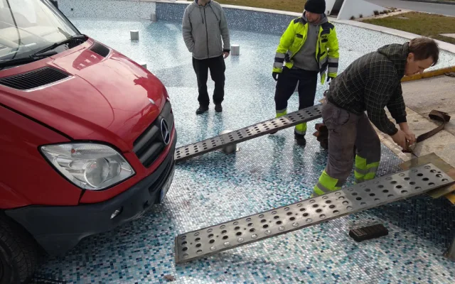 Škoda za 250 tisíc! U Auparku vjela dodávka do kašny