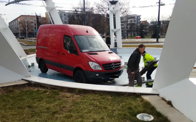 Škoda za 250 tisíc! U Auparku vjela dodávka do kašny