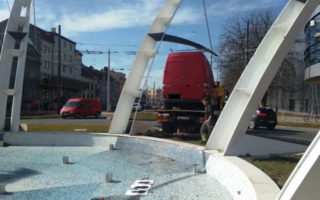Škoda za 250 tisíc! U Auparku vjela dodávka do kašny