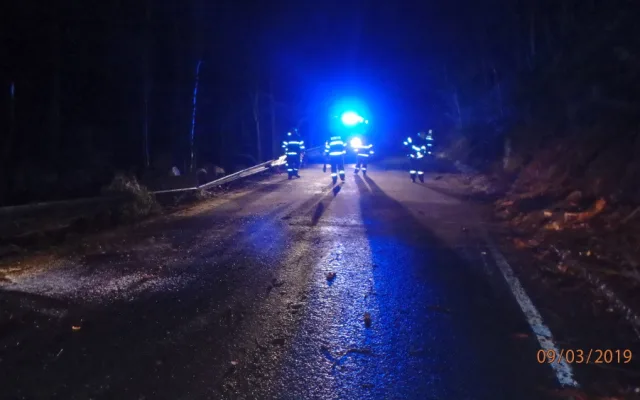 Vítr na Královéhradecku lámal stromy a ničil střechy, ČEZ vyhlásil kalamitu