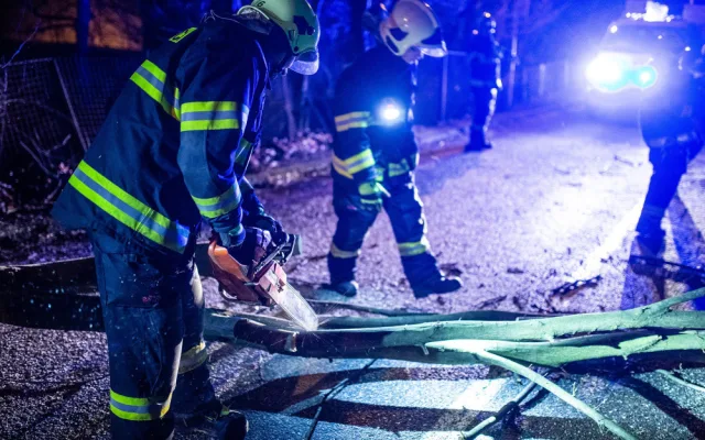 Vítr na Královéhradecku lámal stromy a ničil střechy, ČEZ vyhlásil kalamitu