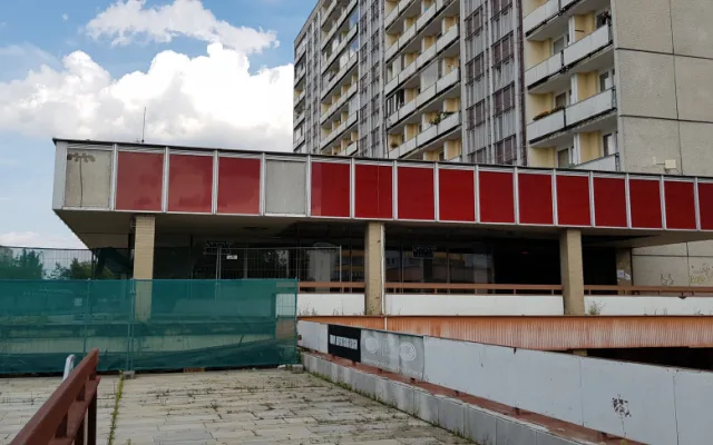 Ulice se místním rozpadá před očima.