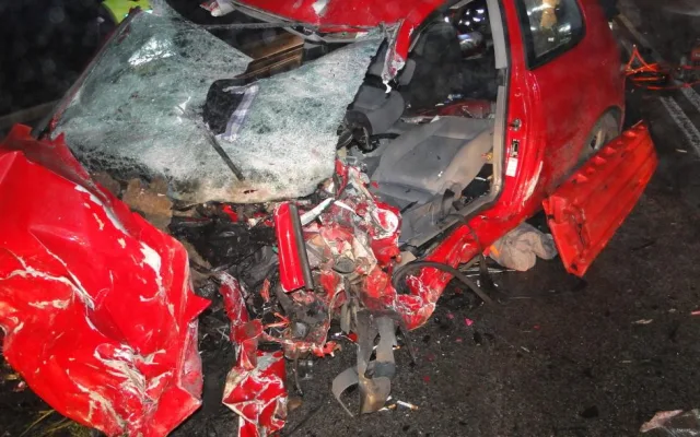 Auto zůstalo po střetu zcela zdemolované