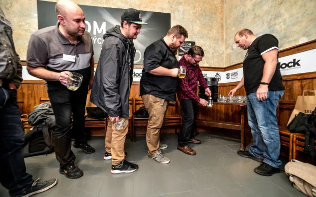 FOTO, VIDEO: Sedm sládků spojilo síly. Výsledkem je ležák z unikátního chmele