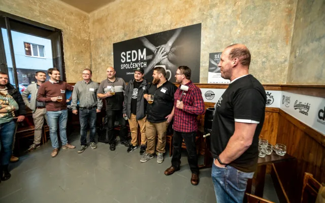 FOTO, VIDEO: Sedm sládků spojilo síly. Výsledkem je ležák z unikátního chmele