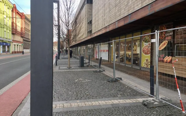FOTO: Jak vypadá Tesco v době, kdy se původě mělo otevřít po rozsáhlé rekonstrukci?