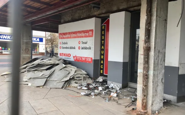 FOTO: Jak vypadá Tesco v době, kdy se původě mělo otevřít po rozsáhlé rekonstrukci?