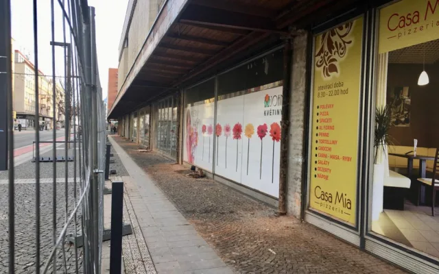 FOTO: Jak vypadá Tesco v době, kdy se původě mělo otevřít po rozsáhlé rekonstrukci?