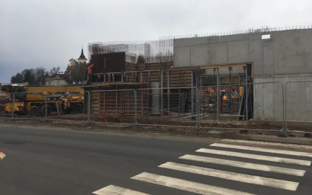 Stavba nového autobusového terminálu v Nové Pace.